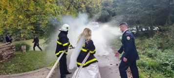 OBRAZEM: Takhle vypadá hasičská svatba! Novomanželé hasili hořící domeček