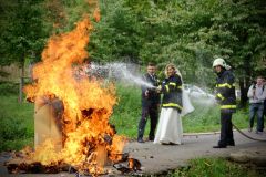 OBRAZEM: Takhle vypadá hasičská svatba! Novomanželé hasili hořící domeček