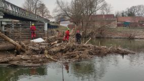 Nebojte, tady nikdo z mostu neskočil. To jen hasiči odstraňují následky po prosincové velké vodě