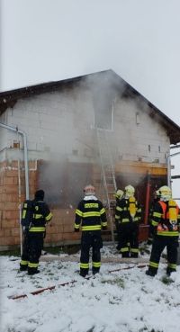 Plameny poničily celý krov i střechu rozestavěného rodinného domu