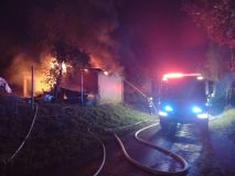 Uložili žhavý popel do plastové popelnice. Plameny zničily kolnu s palivem, domácí dílnu a část obytného domu