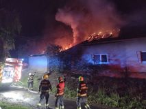 Uložili žhavý popel do plastové popelnice. Plameny zničily kolnu s palivem, domácí dílnu a část obytného domu
