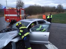 Na křižovatce dvou silnic u Choltic se srazila dvě auta, jedno výlétlo až do pole