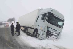 Obrazem: Havárie autobusů, kamion v příkopu, hasiči měli perný den, nová sněhová nadílka zaskočila řidiče v celém pardubickém kraji