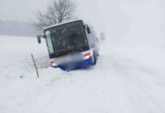 Obrazem: Havárie autobusů, kamion v příkopu, hasiči měli perný den, nová sněhová nadílka zaskočila řidiče v celém pardubickém kraji