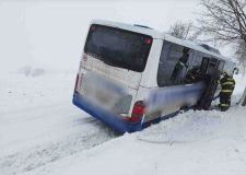 Obrazem: Havárie autobusů, kamion v příkopu, hasiči měli perný den, nová sněhová nadílka zaskočila řidiče v celém pardubickém kraji