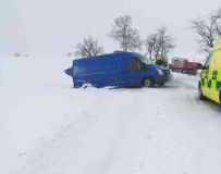 Obrazem: Havárie autobusů, kamion v příkopu, hasiči měli perný den, nová sněhová nadílka zaskočila řidiče v celém pardubickém kraji