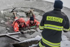 Nejen v bazénu, ale i na zamrzlých vodních plochách hasiči trénují záchranu tonoucí osoby
