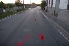 Cyklista upadl na zem a způsobil si zranění. Policie chce hovořit s mladíky z autobusu a hledá i svědky nehody