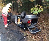 Další kolize osobního automobilu - nepříznivé počasí zaměstnává hasiče napříč kraji