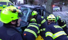 Silnice byla umrzlá, řidička se svým vozem vylétla ze silnice a bokem nabourala do stromu