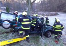 Silnice byla umrzlá, řidička se svým vozem vylétla ze silnice a bokem nabourala do stromu