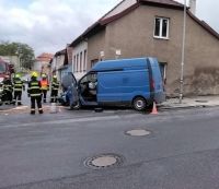 Dodávka se střetla na křižovatce v Jevíčku s osobním autem, náraz je odmrštil ke zdi domu. Zraněno bylo přitom dítě a dva dospělí