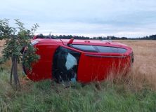 Auto skočilo u Voděrad v poli převrácené na bok, jedna osoba utrpěla zranění