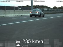 Bavorákem se řítil po dálnici rychlostí 235 km/hod, další v Opelu 198 km/hod. Čeká je tučná pokuta a zákaz řízení