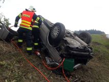 Obrazem: Auto vystřelilo ze silnice, narazilo do stromu a sklouzlo do příkopu, řidič byl v autě zaklíněný