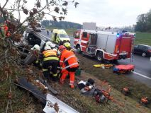 Obrazem: Auto vystřelilo ze silnice, narazilo do stromu a sklouzlo do příkopu, řidič byl v autě zaklíněný