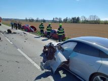 Nehoda tří aut včetně elektromobilu uzavřela silnici I/17. Jeden z účastníků zůstal ve voze zaklíněn