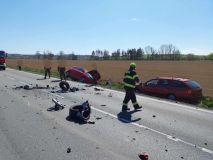 Nehoda tří aut včetně elektromobilu uzavřela silnici I/17. Jeden z účastníků zůstal ve voze zaklíněn