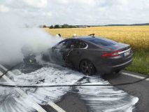 Auto se za jízdy najednou vznítilo, důvod požáru je překvapivý