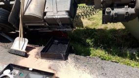 Obrazem: Tahač s cisternou v Heřmanově Městci ulehl na bok mimo vozovku