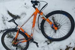 Kolo zahodil do sněhu, když se blížila hlídka strážníků