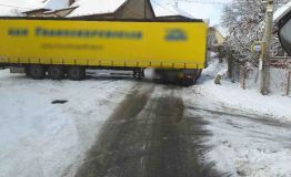 Čerstvá sněhová nadílka v pondělí potrápila zejména řidiče kamionů. Hned tři se střetli u Vysokého Mýta