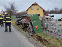 Traktor se i  vlekem ve Svídnici převrátil do příkopu a poškodil plynový sloupek