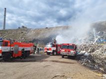 Devět jednotek hasičů spěchalo k požáru skládky, další k lesním požárům a požáru střechy