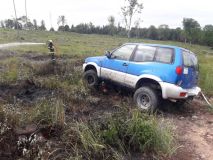 Devět jednotek hasičů spěchalo k požáru skládky, další k lesním požárům a požáru střechy