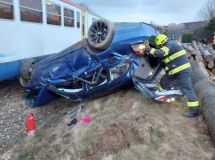 Srážka vlaku s autem na železničním přejezdu v Oldříši. Vůz skončil na střeše, dvacet metrů od přejezdu