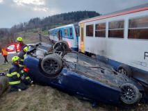 Srážka vlaku s autem na železničním přejezdu v Oldříši. Vůz skončil na střeše, dvacet metrů od přejezdu