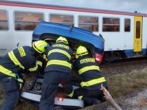 Srážka vlaku s autem na železničním přejezdu v Oldříši. Vůz skončil na střeše, dvacet metrů od přejezdu