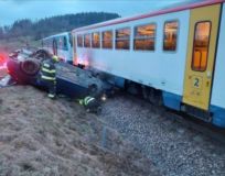 Srážka vlaku s autem na železničním přejezdu v Oldříši. Vůz skončil na střeše, dvacet metrů od přejezdu