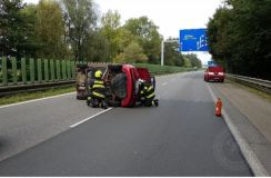 Na rychlodráze v Pardubicích se srazila dvě auta, jedno si lehlo na bok