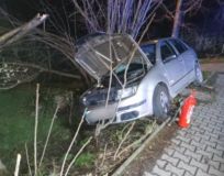 Řidič v noci nezvládl řízení a skončil v plotě zahrady