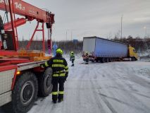 Pozor, klouže to. Kamion ráno zablokoval silnici u Opatovic