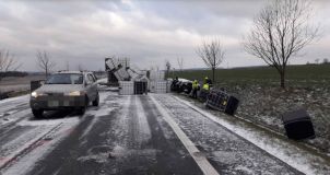OBRAZEM: Kvůli nehody byla po celé dopoledne uzavřena silnice I/35 u Janova