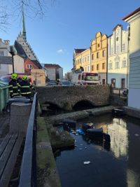 Popelnice naházené do strouhy na Wernerově nábřeží uklidili hasiči