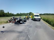 Od  sousedů: Při dopravní nehodě u Vysoké nad Labem se převrátil veterán na střechu