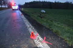 Opilý řidič skončil na louce, bez zranění, další takové štěstí neměl, narazil s autem do stromu a dvou sloupů