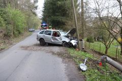 Opilý řidič skončil na louce, bez zranění, další takové štěstí neměl, narazil s autem do stromu a dvou sloupů