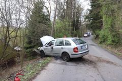 Opilý řidič skončil na louce, bez zranění, další takové štěstí neměl, narazil s autem do stromu a dvou sloupů