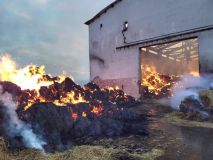 Čtrnáct hasičských jednotek se sedmnácti kusy techniky likvidovalo velký požár skladu slámy v Červené Vodě