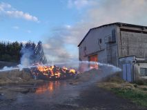 Čtrnáct hasičských jednotek se sedmnácti kusy techniky likvidovalo velký požár skladu slámy v Červené Vodě