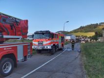 Čtrnáct hasičských jednotek se sedmnácti kusy techniky likvidovalo velký požár skladu slámy v Červené Vodě