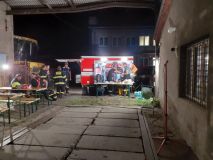 Čtrnáct hasičských jednotek se sedmnácti kusy techniky likvidovalo velký požár skladu slámy v Červené Vodě