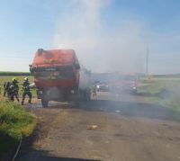 Nákladnímu vozidlu začaly z motoru šlehat plameny