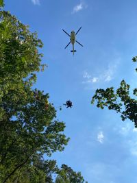 Dva lidé uvízli o víkendu ve výškách. Paraglidistka skončila na stromě a muž zkolaboval na střeše