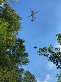 Dva lidé uvízli o víkendu ve výškách. Paraglidistka skončila na stromě a muž zkolaboval na střeše